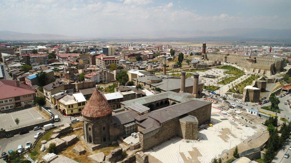 <p>"Erzurum Doğu'nun ve Anadolu'nun kapısı, kilit noktasıdır. 'Erzurum'a sahip olan milletler Anadolu'ya da sahip olur' diye bir söz vardır. Bu nedenle çeşitli devletler bu alana yerleşmişlerdir. </p>

<p> </p>
