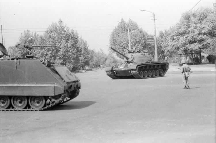 <p>12 Eylül karanlığına giden sürecin hazırlıkları Haziran 1980'den itibaren Genelkurmay Başkanlığı Karargahı'nda yapılmaya başlandı. Kod adı "Bayrak Harekatı" olarak belirlenen darbe planının uygulanması için ordu komutanlarına 11 Temmuz saat 04.00'te harekete geçilmesi emri verildi.</p>

<p><em>FOTOĞRAF: 12 Eylül 1980 sabahı sokağa çıkma yasağı ilan edildi.</em></p>

<p> </p>
