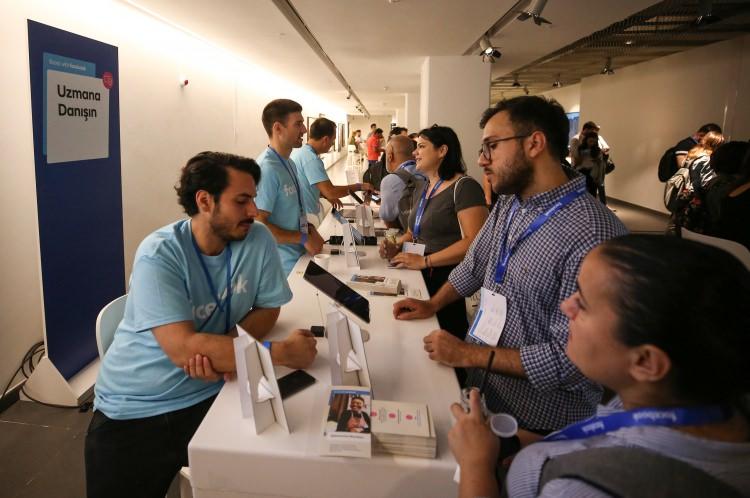 <p>Pekyörür, programa başvurunun, "Boost with Facebook"un Türkiye için özel sayfasından ve Türkiye Odalar ve Borsalar Birliği'nin kendi ağında bulanan KOBİ'lere göndereceği davetlerle mümkün olduğunu kaydederek, "Eğitim süreçleri, e-ticaretten hiç anlamayan insanların da faydalanabileceği bir formatta tasarlandı. Nasıl Facebook ve Instagram sayfası açılmalıdan başlayarak Facebook araçlarını kullanarak müşterilerinize nasıl hedeflemeler yapmalısınıza ve yurt dışında ürünlerinizi pazarlamak için neler yapmalısınıza kadar oldukça kapsamlı bir eğitim içeriği söz konusu." şeklinde konuştu. </p>
<p> </p>