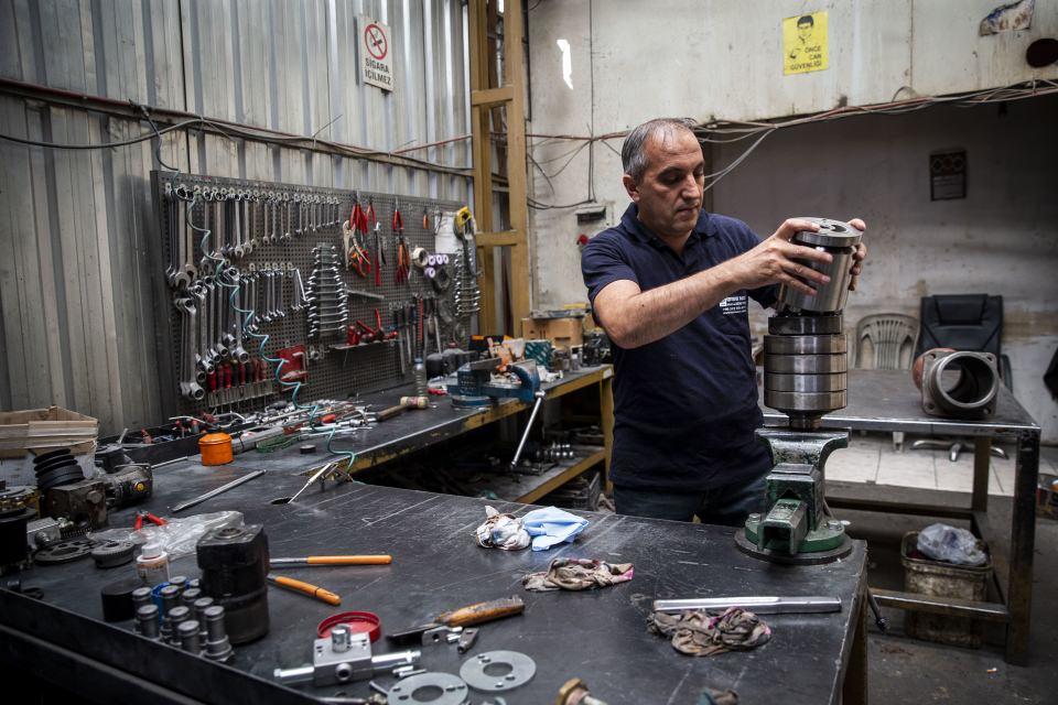 <p>Geliştirdiğimiz yüzde 75 yerli toprak silindiriyle, ülkemizde bu alanda yapılan ithalatı azaltıp, yerli makinemizin dünya pazarında daha çok yer almasını amaçlıyoruz. </p>
