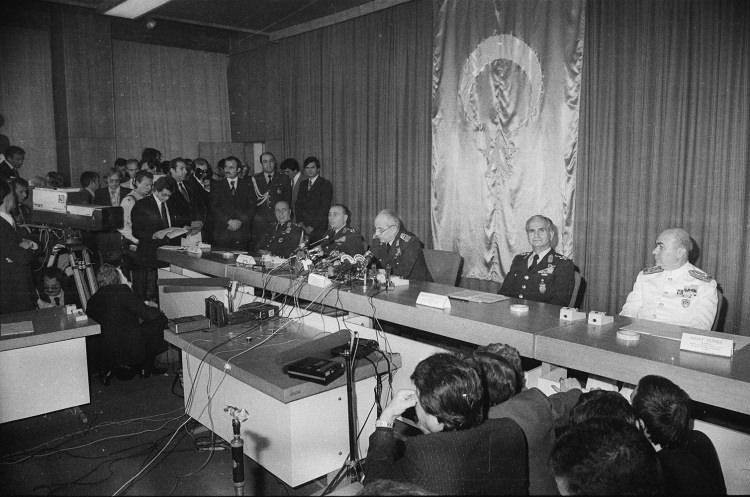 <p>MGK Başkanı ve Genelkurmay Başkanı Orgeneral Kenan Evren (sağ 3) basına ilk açıklamasını 12 Eylül 1980'de TBMM'de yaptı. TBMM'deki açıklamada (sağdan sola) Deniz Kuvvetleri Komutanı Oramiral Nejat Tümer, Hava Kuvvetleri Komutanı Orgeneral Tahsin Şahinkaya, Kara Kuvvetleri Komutanı Orgeneral Nurettin Ersin ve Jandarma Genel Komutanı Orgeneral Sedat Celasun yer aldı.</p>
<p> </p>