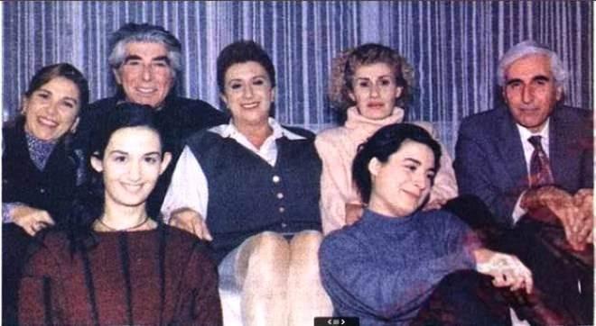 <p><strong>Şehnaz Tango dizisinde oynarken... (Solda en önde)</strong></p>