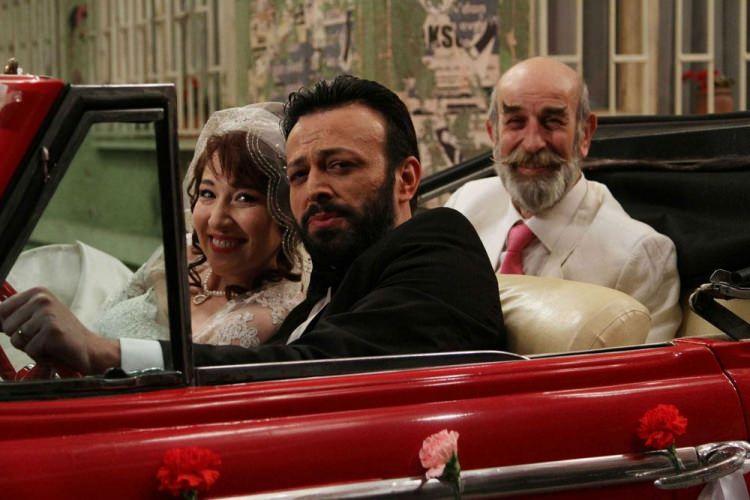 <p>Serhat Kılıç, dört farklı karakteri canlandırdığı bu oyundaki performansı ile 14. Afife Tiyatro Ödülleri kapsamında, Yılın En Başarılı Müzikal ve Komedi Erkek Oyuncusu dalında adaylığa layık görüldü. 2012 yılında Cats&Dogs (Soho İstanbul) adlı bir prodüksiyon şirketi kurdu. 2014 yılında Cannes Film Festivali Altın Palmiye Ödülü'nü kazanan Nuri Bilge CEYLAN'ın yönetmenliğini yaptığı Kış Uykusu filminde İmam Hamdi karakterini canlandırdı. Bu filmdeki performansı ile 47. SİYAD ödülleri, En iyi yardımcı erkek oyuncu performansı dalında adaylığa layık görüldü.</p>