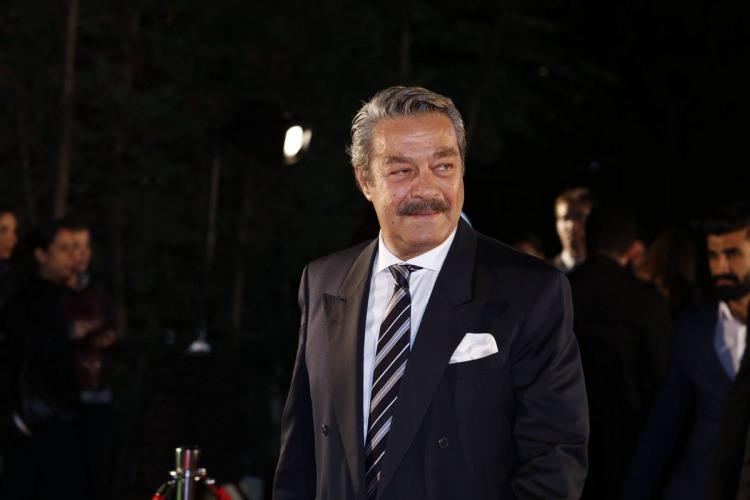 <p><span style="color:#800080"><strong>Kadir İnanır</strong></span></p>
<p>Benim çok sevdiğim kıymetli bir arkadaşımdı. Birçok filmde beraber çalıştık. Onun dışında Süleyman Turan Türk toplumuna verdiği katkılardan dolayı hepimizi çok onur kazandık. O her gittiği yerde güzel duygular saçan, güzel sözler söyleyen, herkesin sevdiği, hiç bir şeyi sorun yapmayan, hep içine atan, ressam, aktör, edebiyatçı, komple bir sanatçıydı. Biz onu çok seviyoruz. Hiçbir zaman ölmeyecek gönlümüzde. Türk halkı da onu hiçbir zaman unutmayacak.</p>