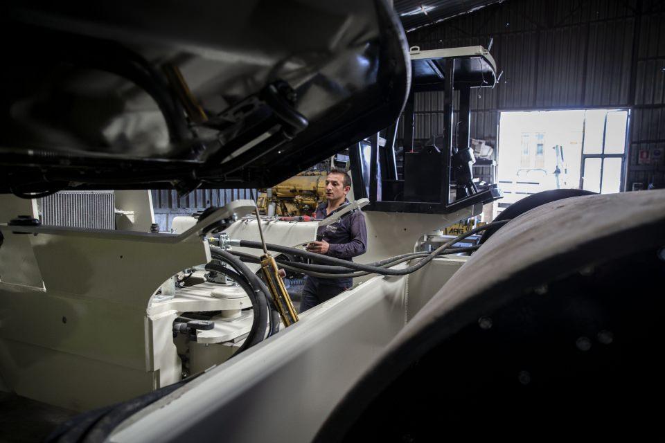 <p>Ürettiğimiz toprak silindir makinelerinin yaklaşık 15'i belediyelere, kalan kısmı ise özel sektöre satıldı ve şu anda Türkiye'nin 10 ilinde çalışıyor." ifadesini kullandı.</p>
