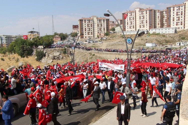 <p>Diyarbakır'da eylem yapan annelere destek vermek ve 2 gün önce Kulp ilçesinde 7 sivilin şehit olduğu saldırıya tepki göstermek için Şırnak'ta 'Teröre lanet, kardeşliğe davet' yürüyüşü yapıldı.</p>
<p> </p>