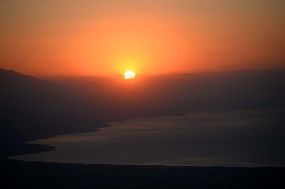 <p>Bitlis'in Tatvan ilçesinde dünyanın ikinci, Türkiye'nin ise en büyük krater gölü özelliğine sahip Nemrut Krater Gölü, doğal güzellikleriyle ziyaretçilerini büyülüyor.</p>
