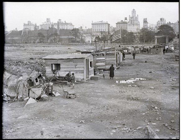 <p>Büyük Buhran sonrasında birçok insana yaşam alanı olan Hooverville, Central Park, New York. </p>
