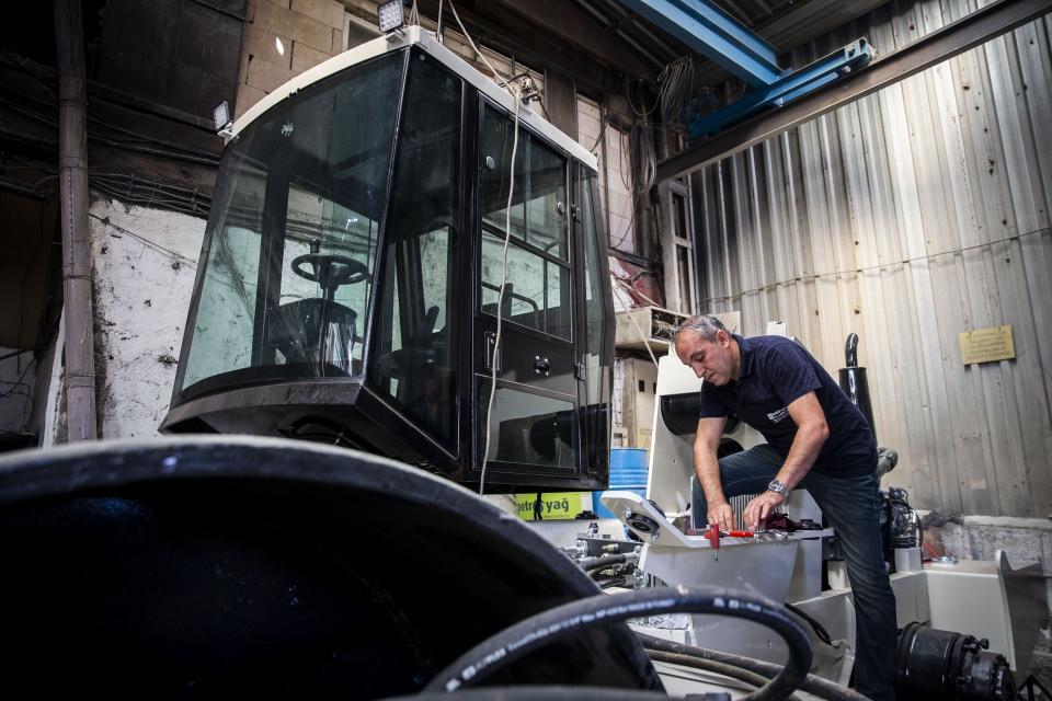 <p><strong>"İş makinesinde ithalatı azaltmayı hedefliyoruz"</strong></p>

<p>Cumhurbaşkanı Recep Tayyip Erdoğan'ın, Türkiye'de yerli ve milli imalat vurgusundan aldıkları motivasyonla 2017 yılında Harmaner Hidrolik olarak ilk yerli toprak silindirini geliştirmeye karar verdiklerini vurgulayan Harman, "Son 2 yıl içinde yüzde 75'i yerli olmak üzere, 68 toprak silindiri makinesi ürettik. </p>
