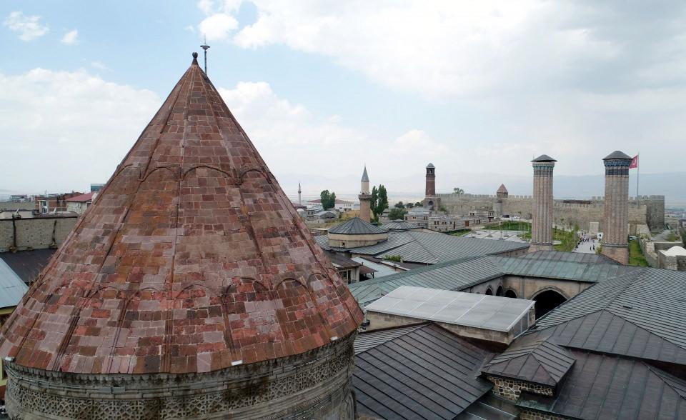 <p>O döneme ait herhangi bir kitabe ve belgenin günümüze ulaşmadığını ancak Erzurum'un hem iç kalesinde hem de şehri sınırlayan sur duvarlarında mutlaka bu dönemin izlerinin bulunduğunu aktaran Yurttaş, şöyle devam etti:</p>

<p> </p>
