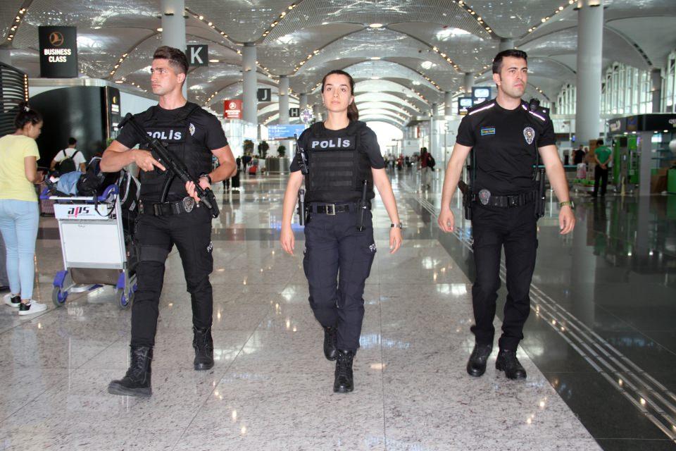 <p>Ayrıca, İstanbul Havalimanı genelinde 5 bin 150 civarında özel güvenlik görevlisi bulunmakta. 1 Ocak 2019 tarihinden itibaren havalimanı genelinde polis sorumluluk alanında bin 350 olaya müdahale edilmiştir. Bu olaylar sonucunda yaklaşık 2 bin 150 aranan şahıs tarafımızdan yakalanarak adli mercilere sevk edilmiştir. İstanbul Havalimanı Şübe Müdürlüğü personeli diğer birimlerden farklı olarak havalimanı gerekliliğine uygun olarak eğitimlere tabi tutulmakta. Bunlar sivil havacılık, hudut kapıları temel eğitimi, davranış analizi ve acil müdahale eğitimlerinden oluşmaktalar. Ayrıca sosyal içerikli eğitimlerde verilmektedir” dedi.</p>