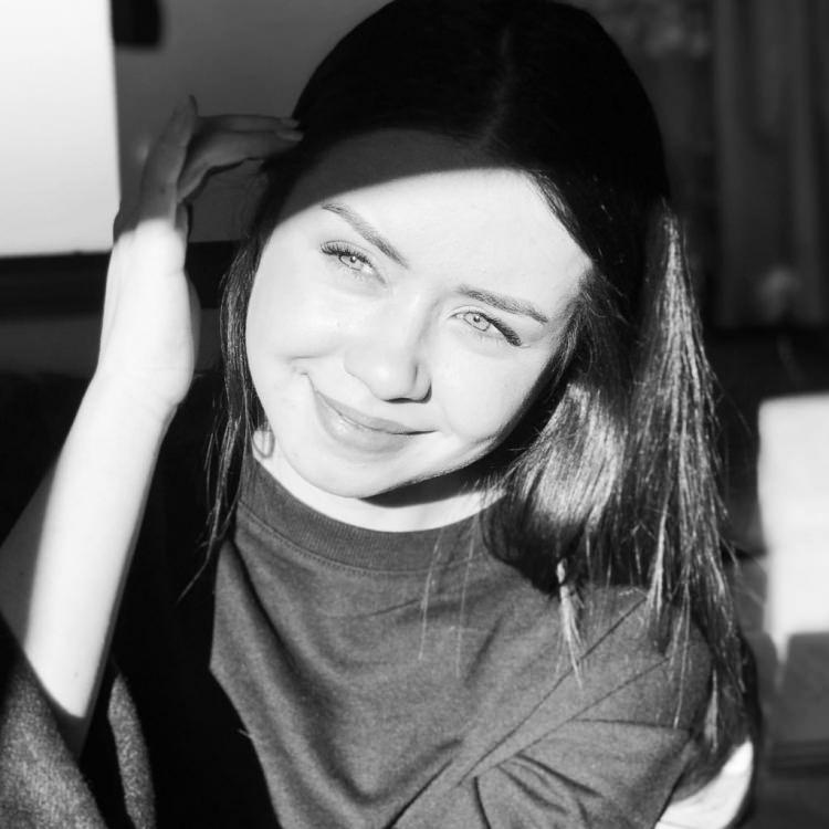 <p>Oyuncu, <strong>"Randıman" </strong>adlı komedi filmi için Ordu’da kamera karşısına geçecek. Aslen Sinoplu olan Ün, filmde cesur, vefalı ve sevdiklerine bağlı bir Karadeniz kızını canlandıracak. Çekimler için Karadeniz’e giden Ün, <strong>“Bu topraklar ruhumu dinlendiriyor.” </strong>diye konuştu.</p>