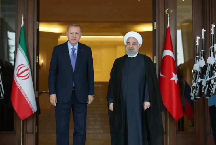 <p>Erdoğan ve Ruhani, basın mensuplarına poz verdi. İki lider, ardından içeriye geçerek, zirve öncesi başbaşa görüştü.<br />
 </p>
