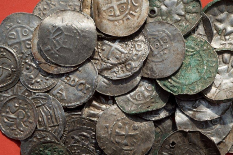 <p>Sikkelerden 100'den fazlasının Harald'ın yaşadığı döneme ait olduğu belirtildi. Arkeolog Michael Schirren, yaptığı açıklamada "Hazine, tek seferde Baltık Denizi bölgesinde bulunan en büyük Mavi Diş sikkeleri keşfi. Bu nedenle büyük önem taşıyor" dedi.</p>
<p> </p>
