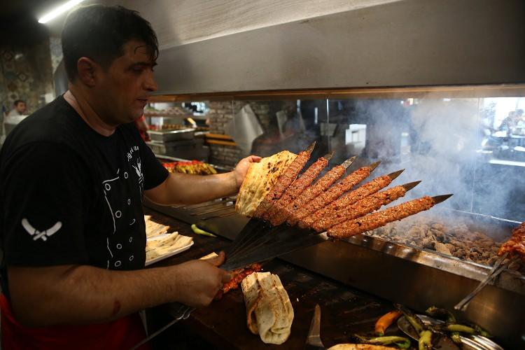 <p>Festival etkinlikleri kapsamında kebabıyla ünlü Adana'nın adının Guinness Rekorlar Kitabı'nda yer alması amacıyla çalışmalar yapılıyor.</p>

<p> </p>
