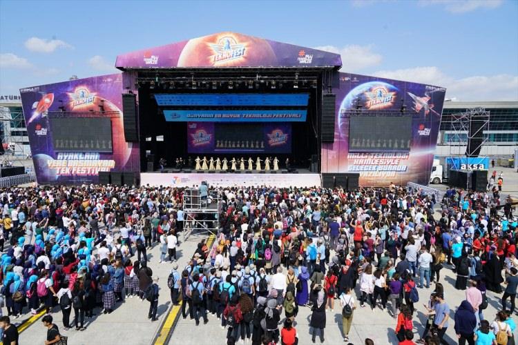 <p>Teknoloji ürünlerinin tanıtılmasının yanı sıra çeşitli etkinliklere de ev sahipliği yapan festival yarın da misafirlerini ağırlayacak. Festivalin kapanışının ardından ziyaretçi sayısının 1,5 milyona ulaşması bekleniyor.</p>