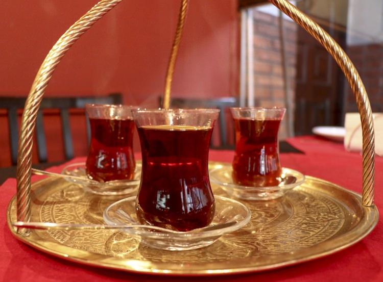 <p><strong> "Türkiye'den çıkan kimse hayatından memnun değil"</strong></p>

<p>Nahabetyan, eşi Onik'i geçen yıl kaybettiğini hatırlatarak, "Onik Bey, çok iyi bir insandı, çok misafirperverdi, sohbeti hoştu. Türkiye'den biri geldiğinde çocuk gibi sevinirdi. Türkiye'den gelen bütün misafirler önce elçiliğe giderlerdi sonra da buraya gelirlerdi." diye konuştu.</p>
