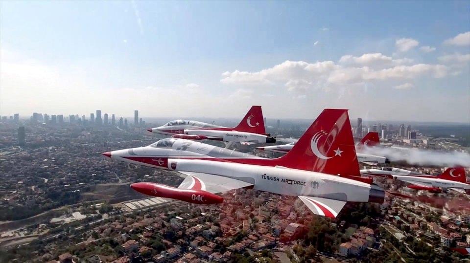 <p>Festivalin ilk gününde Eskişehir'deki 1. Ana Jet Üs Komutanlığından havalanan Türk Yıldızları, TEKNOFEST'in açılışlarında gelenek haline gelen ve görenlerin festivalin başladığını anlamasını sağlayan İstanbul semalarındaki selamlama uçuşunu yaptı.</p>
