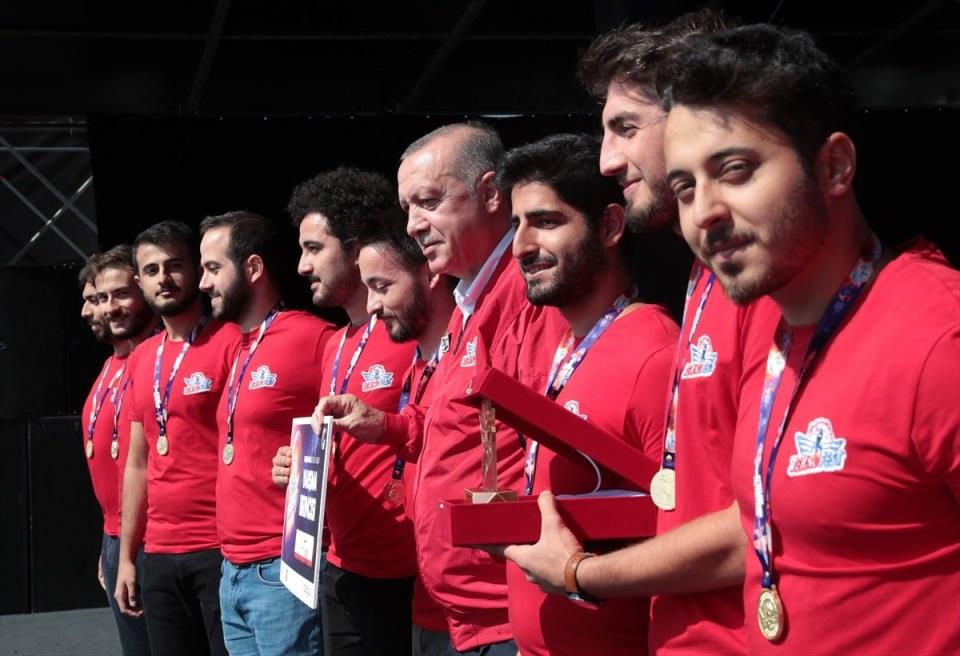 <p>Erdoğan, gençlerle birlikte fotoğraf çektirdi.</p>