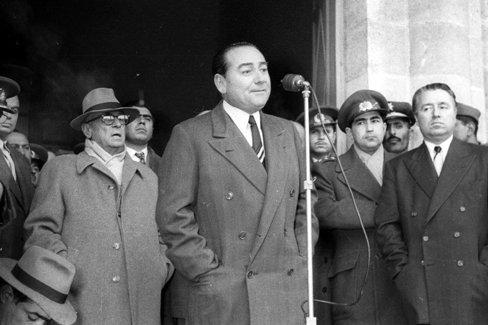 <p>7 Ocak 1956'da Başbakan Menderes (önde), Konya'da halka hitap etti. Cumhurbaşkanı Celal Bayar (solda).</p>
