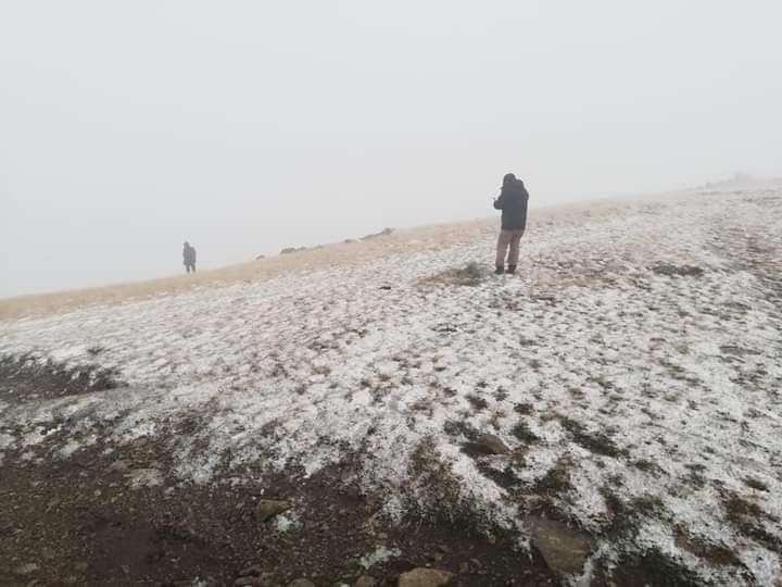 <p>Yaz sezonun bitmesiyle son baharın yaşandığı şu günlerde Giresun, Trabzon ve Gümüşhane yaylalarında kar yağışları başladı. Yağan kar yer yer 5 santimetreyi buldu</p>
