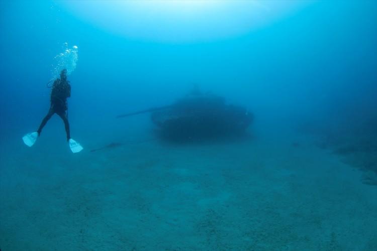 <p>Birçok deniz canlısının yuvası haline gelen ve yaklaşık 15 metre derinlikte bulunan ABD yapımı tank, bölgeye gelen dalgıç ve su altı meraklıların en fazla görmek istediği batıklar arasında yer alıyor.</p>
