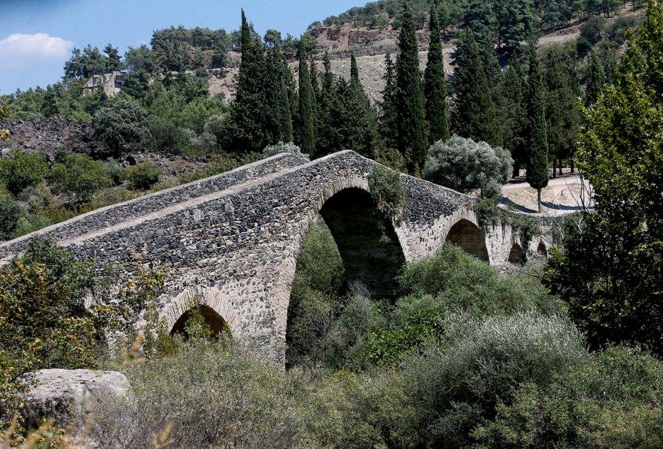 <p>Anadolu'da yüzyıllardır ayakta duran köprü, kervansaray ve hanlar bugün işlevlerini yitirseler de mimarileriyle tarihi önemlerini koruyor.</p>
