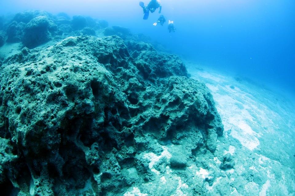 <p>Amforalarda çeşitli medeniyetlerin izine rastlanıldığını aktaran Yardımcı, "Kaş'a gelen misafirler genel olarak batık dalışı yapmak istiyor. Kaş batık dalışı için oldukça elverişli. Neptün dalış noktasında amforalar ve amforiskoslar var, bunlar yaklaşık 2 bin yıl öncesine ve değişik uygarlıklara ait." dedi. </p>
<p> </p>