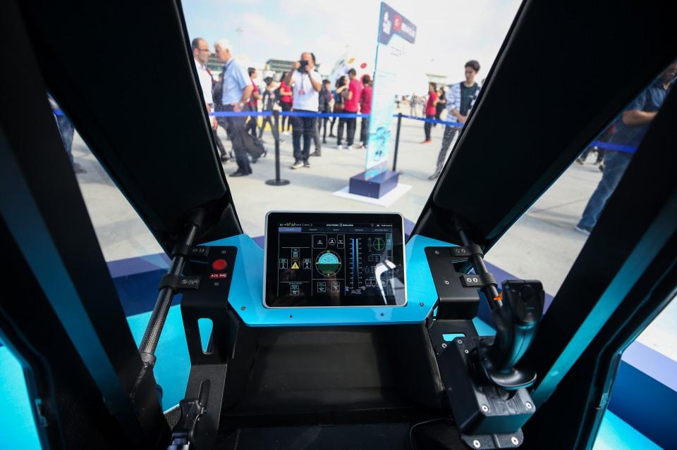 <p>Gelecek dönemde Cezeri'nin hem kargo hem de kentsel hava taşımacılığına yön vereceğini ifade eden Yağcı, yakın zamanda aracı bir saatlik uçuş kapasitesine ulaştıracaklarını söyledi. </p>

<p> </p>
