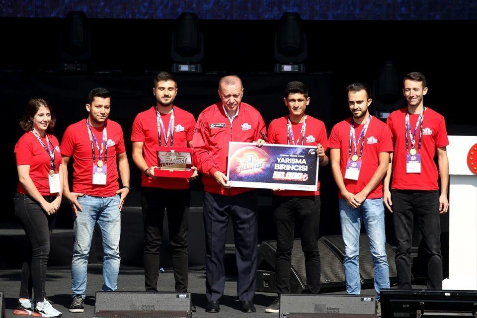 <p>Erdoğan, TEKNOFEST kapsamında gerçekleştirilen yarışmalarda dereceye giren projelerin sahiplerine ödüllerini verdi.</p>