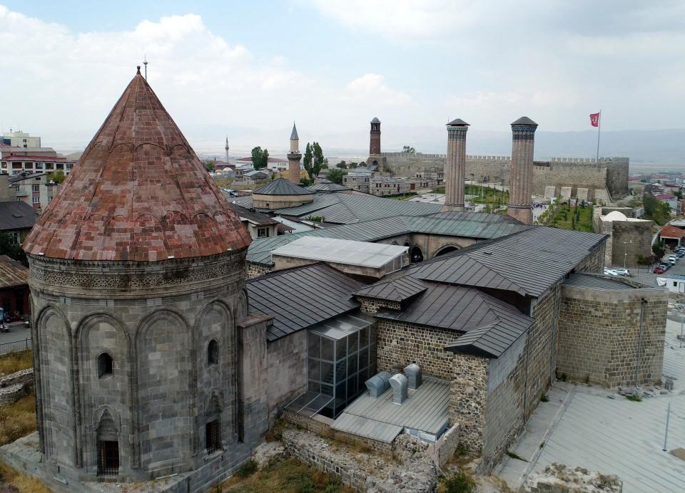 <p>Karanlık ve Gümüşlü kümbet, Rabia Hanım, Cimcime Hatun türbelerinin İlhanlılar döneminde 14'üncü yüzyılda inşa edildiğini bildiren Yurttaş, ardından Osmanlı döneminde türbe mimarisinin ön plana çıktığını dile getirdi.</p>

<p> </p>
