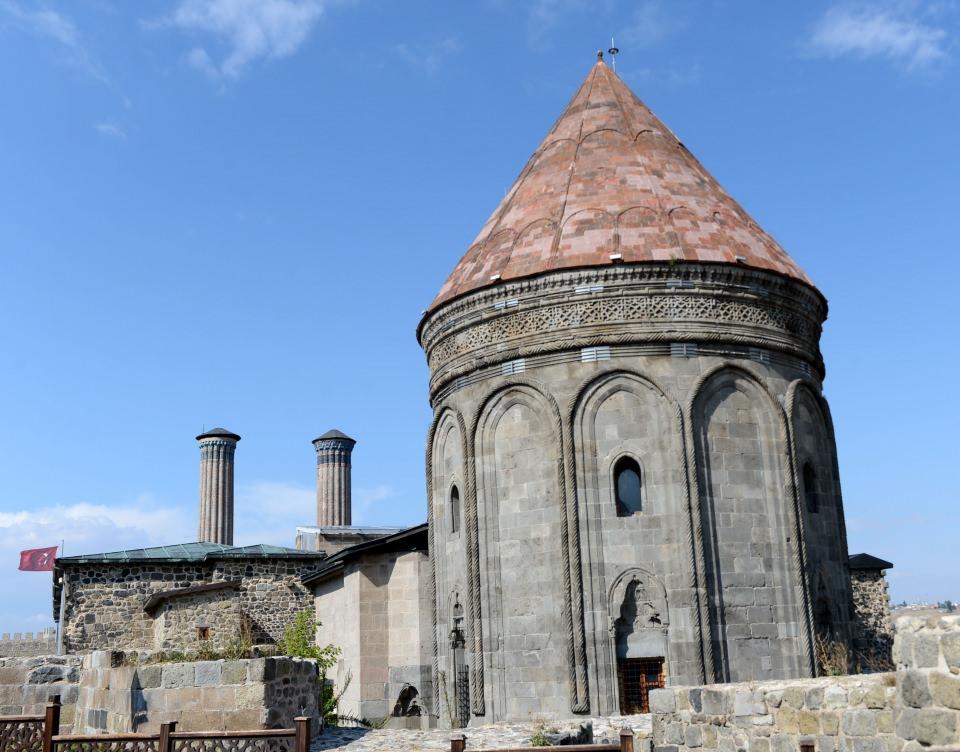 <p>Yapımlarına 13'üncü yüzyılda başlanan bu tarihi yapılar arasında kentin sembollerinden kabul edilen, Yakutiye ilçesindeki Selçuklu eseri Çifte Minareli Medrese ve kümbeti ise Anadolu'nun önemli eserleri arasında yer alıyor. </p>

<p> </p>
