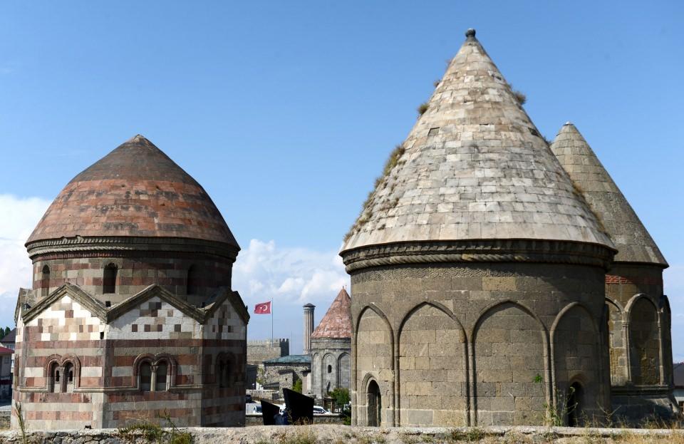 <p>Türk halkı çok saygılıdır ve bu yapıları gezerken de büyük bir huşuyla gezer."</p>
