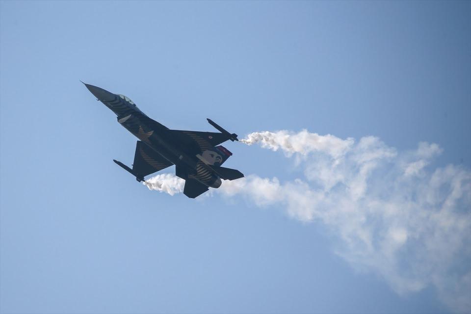 <p>Katılımcılar, alanda Türk Hava Kuvvetleri'nin A400 M uçağı, C160 askeri nakil uçağı, Türk Kara Kuvvetleri'nin CH-47 ve skorsky helikopterleri ile F4 2020 savaş uçağı, KT1 ve T38 eğitim uçaklarının yanı sıra Sahil Güvenlik CN-235 MSA uçağı ile jandarma ve polis helikopterlerini de yakından inceleme imkanı bulacak.</p>

<p> </p>

