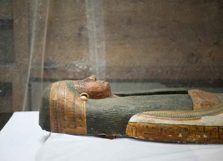 <p>Mısır’ın başkenti Kahire’de Mısır Ulusal Medeniyet Müzesi’nde bulunan 2 mumyanın lahiti restorasyon amacıyla açıldı.</p>
