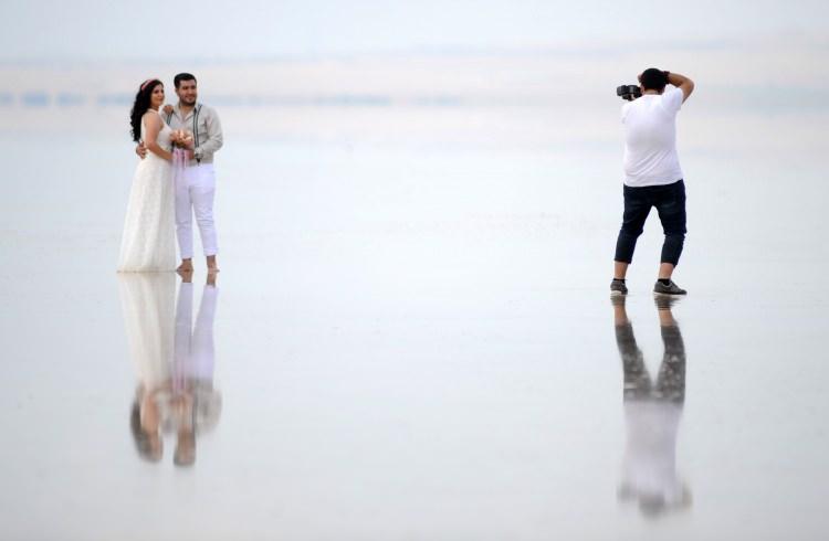 <p>Türkiye’nin önemli göllerinden biri olan Tuz Gölü'nde, evliliğe ilk adımı atan nişanlılar ile gelin ve damatlar, gün batımı eşliğinde hayatlarının en güzel anını ölümsüzleştiriyor.</p>
