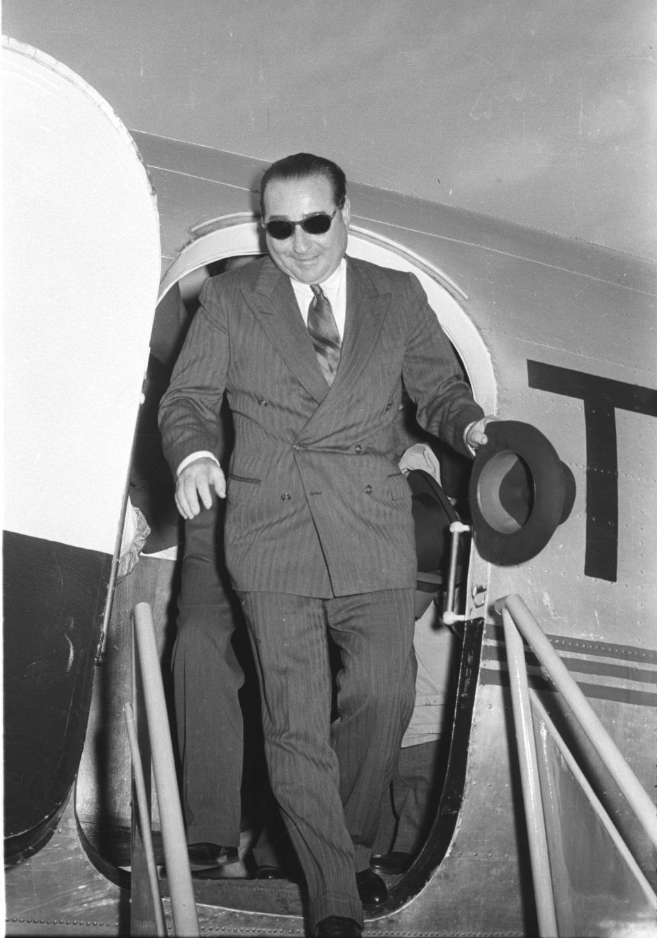 <p>1 Ocak 1951'de Başbakan Menderes, yurt gezisinden dönüşte havaalanında.</p>
