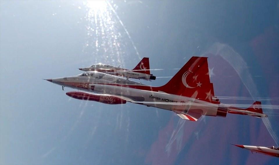 <p>Birbirinden güzel İstanbul Boğazı sahnelerin yer aldığı görüntülerde, 15 Temmuz Şehitler Köprüsü, Yavuz Sultan Selim Köprüsü, Fatih Sultan Köprüsü, Kız Kulesi ile Türk Yıldızları'nın TEKNOFEST İstanbul'un yapıldığı Atatürk Havalimanı'na inişleri görülüyor.</p>

<p> </p>
