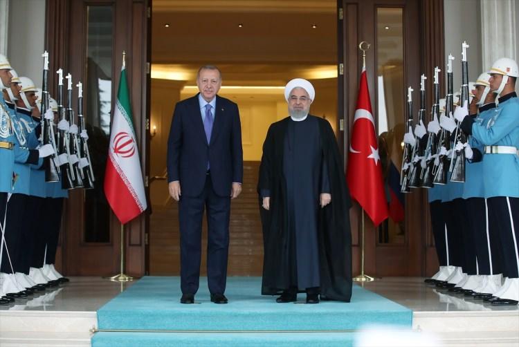 <p>Başkan Erdoğan, İran Cumhurbaşkanı Hasan Ruhani'yi köşkün kapısında karşıladı. </p>
