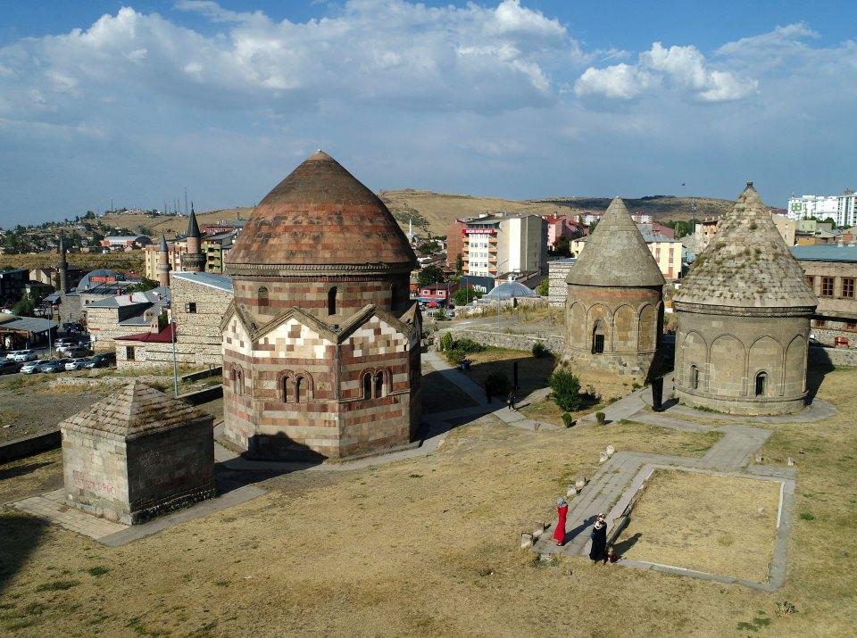 <p><strong>"Nerede Türbe görürseniz anlayın ki orada Türkler vardır"</strong></p>

<p>Kümbetlerin mezar anıtları olduğunu, türbelerin de şekil ve mimari itibarıyla yapım dönemlerine ait farklılıklar barındırdığını belirten Yurttaş, şunları kaydetti:</p>
