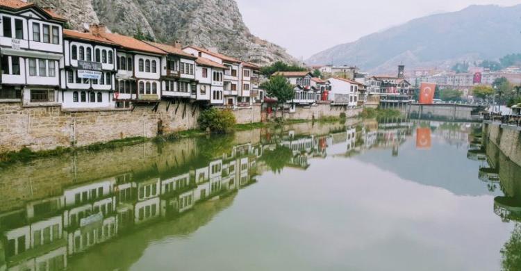 <p>İç Anadolu sınırlarının bitip Karadeniz'in başladığı yerlerde bulunan Amasya, oldukça merkezi bir noktada. Kara, hava ve demir yolu ulaşımının tam ortasında bulunan Amasya'ya haftanın her günü uçak kalkmaktadır. Ortalama 90 ile 200 lira arasında değişen fiyatlara satılan biletler, sizi 1 saatlik bir uçuş ile Amasya'ya götürecek. Eğer tercihiniz kara yolu ise hemen her saatte kalkan otobüsler ile Şehzadeler Şehri'ne ulaşabilirsiniz.</p>
