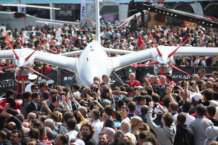 <p>TEKNOFEST İstanbul Havacılık, Uzay ve Teknoloji Festivali, 5 günde 1 milyon 20 bin ziyaretçi ile rekor kırdı.</p>
<p> </p>