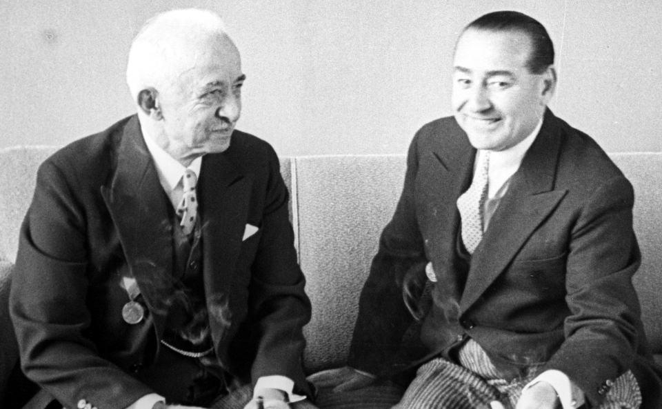 <p>19 Mayıs 1951'de Başbakan Menderes (sağda), CHP Genel Başkanı İsmet İnönü (solda) ile 19 Mayıs Gençlik ve Spor Bayramı töreni öncesi sohbet etti.</p>

<p> </p>
