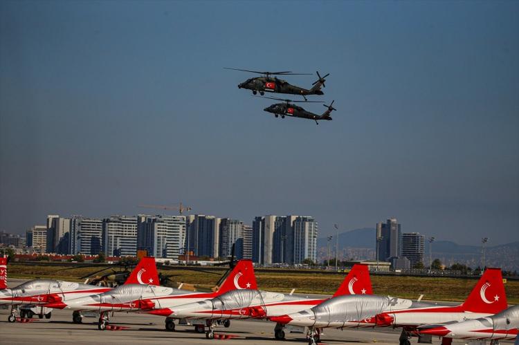 <p>Katılımcılar, TEKNOFEST sergi alanında, Türkiye'nin milli ve yerli imkanlarla ürettiği hava ve kara araçlarının yanı sıra yurt dışından gelen uçakları da yakından görme fırsatı buldu. </p>