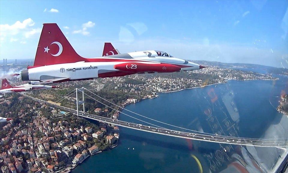 <p>Türk Yıldızları'nın Türkiye'nin en büyük teknoloji etkinliği TEKNOFEST İstanbul Havacılık, Uzay ve Teknoloji Festivali'nde (TEKNOFEST İstanbul) gerçekleştirdiği İstanbul'u selamlama uçuşu, kokpit içi kameralarla kaydedildi.</p>
