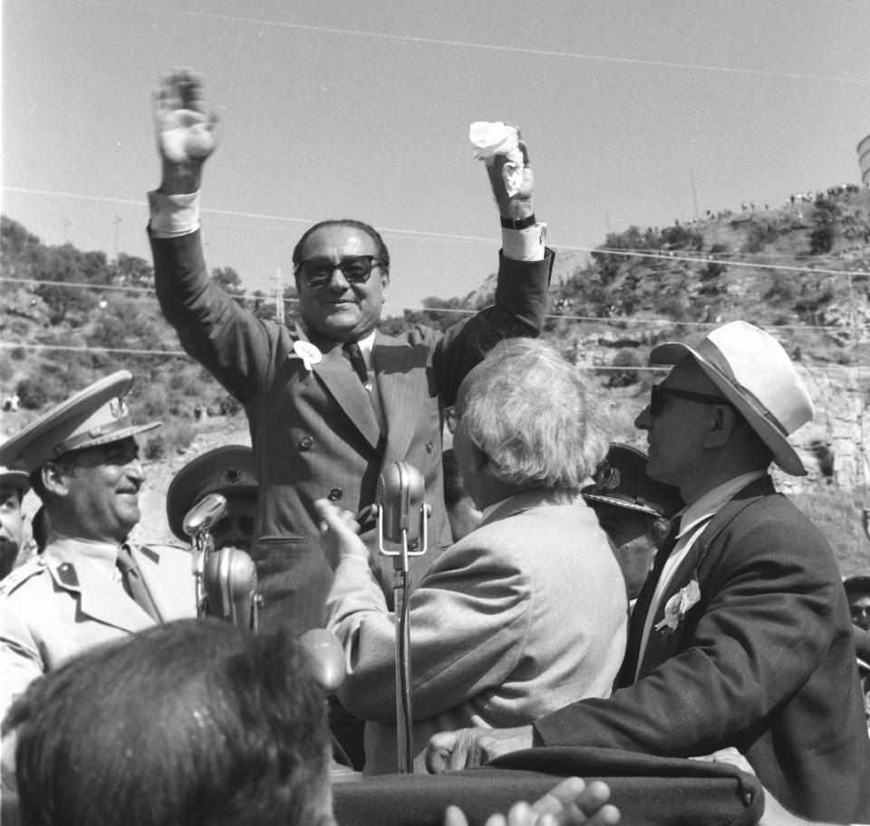 <p>1 Temmuz 1953'de Başbakan Menderes (ortada), Ege gezisinde. </p>

<p> </p>
