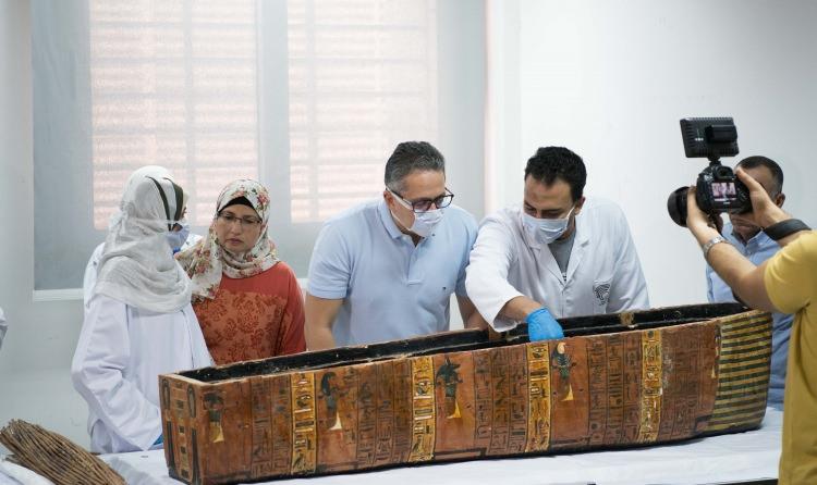 <p>Mısır Antik Eserler Bakanı Khaled al-Anany da gözlem yapmak amacıyla restorasyon çalışmalarına katıldı. Mumyaların açılış anı ise basının yoğun ilgisi altında gerçekleştirildi.</p>
