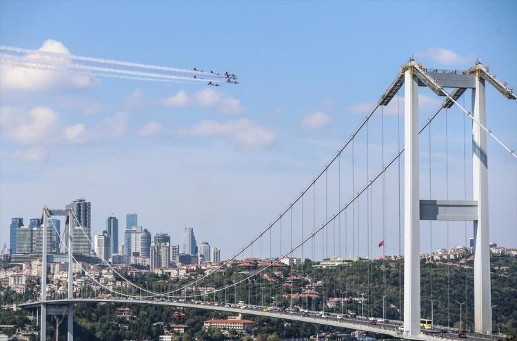 <p>Türk Yıldızları, İstanbul Havacılık, Uzay ve Teknoloji Festivali Teknofest kapsamında İstanbul Boğazı'nda gösteri uçuşu yaptı.</p>
