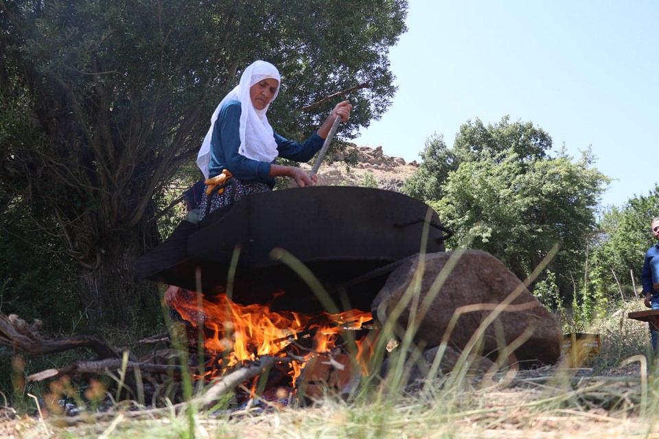 <p><strong> "Talep çok, yetişemiyoruz"</strong></p>

<p>Leblebi üreticisi Perihan Ergül, farklı illerdeki müşterilerden yoğun sipariş aldıklarını, bunları yetiştirebilmek için yoğun mesai harcadıklarını belirtti.</p>
