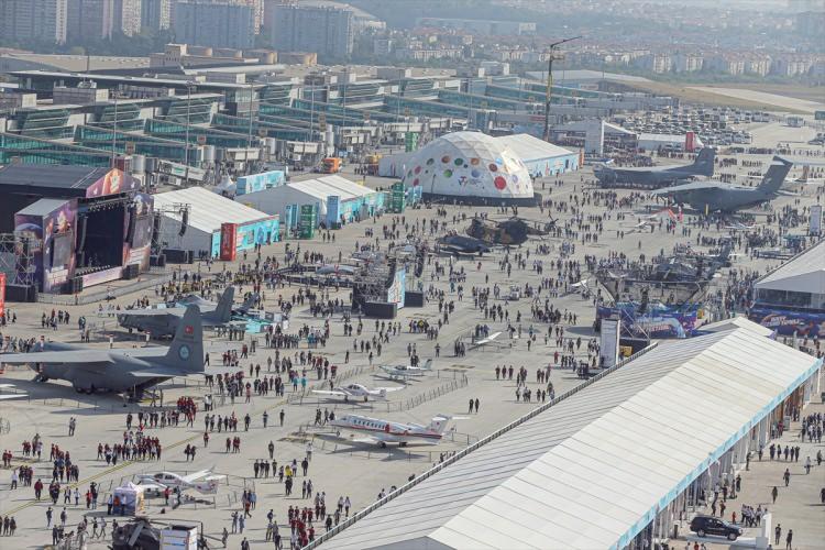 <p>TEKNOFEST'i geçen sene 500 bin kişi ziyaret ederken, bu yıl bu rakam cuma günkü yoğun yağmura rağmen festival bitmeden aşıldı. İlk dört günde 450 bin kişinin ziyaret ettiği TEKNOFEST'e bugün 570 bin kişi katıldı.</p>